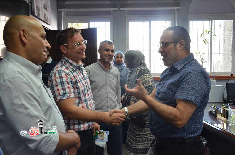 كفرقاسم- فيديو: نواب وأعضاء المجلس البلدي يشاركون الطلاب افتتاح عامهم الدراسي  باجواء بهيجة .